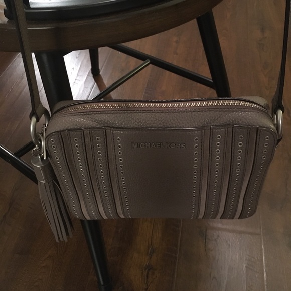 Michael Kors mini grommets Lg EW crossbody - Picture 2 of 9